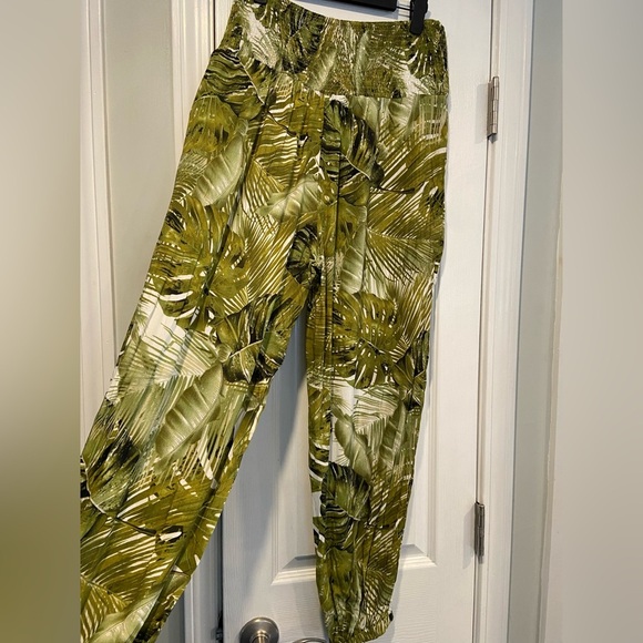 NWT Cupshe Size M Green Smocked Top Tropical Palm Print Flowy Boho Harem Pants - Picture 3 of 10